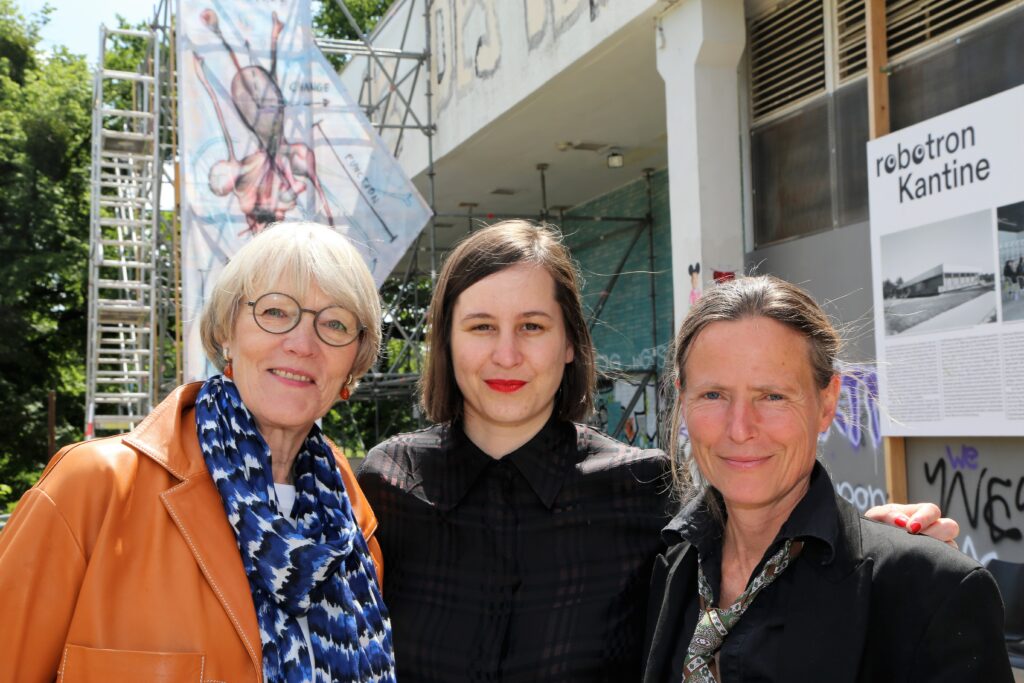 Martina de Maizière, Stiftung Kunst und Musik für Dresden; Marlen Leitner, Kunstduo ASYNCHROME; Andrea Hilger, Ostrale Biennale vor Teil des Werkes „Body Works”", beim Aufbau an der robotron-Kantine, Dresden. Ostrale Biennale 2023. © blrck.de
