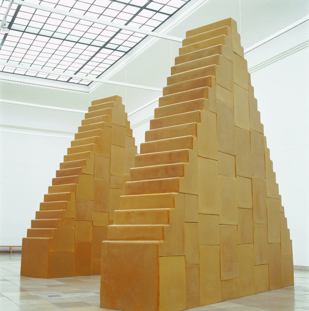 Wolfgang Laib, Es gibt keinen Anfang und kein Ende, 1999–2001, 2 Zikkurats, Bienenwachs über Holzkonstruktion, Installationsansicht: Haus der Kunst, München, 2002–2003 © Wolfgang Laib / Foto: Wolfgang Laib