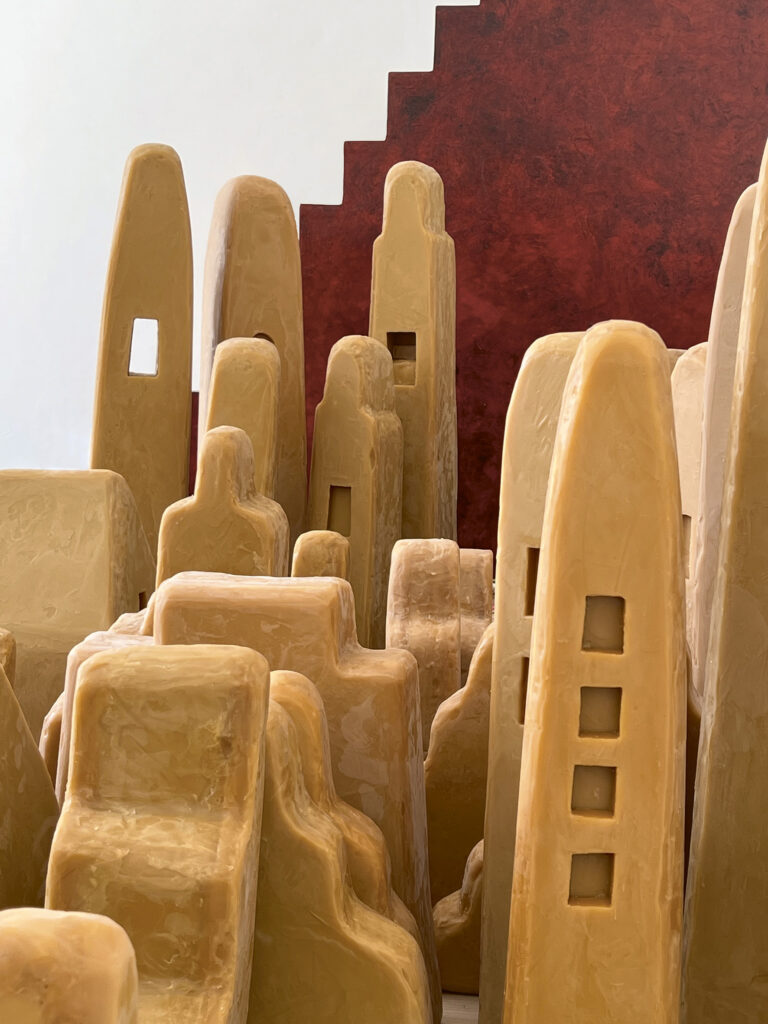 Wolfgang Laib, Türme des Schweigens, 2019–2022, Bienenwachs, Treppe, Installationsansicht: Im Atelier des Künstlers, 2022 © Wolfgang Laib / Foto: Wolfgang Laib