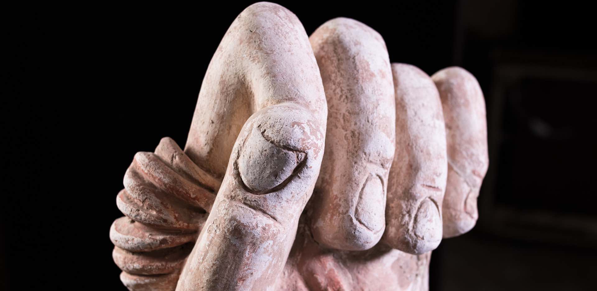 Hand einer überlebensgroßen Buddhafigur aus einer buddhistischen Tempelanlage in Dalverzintepa, 2.-3. Jahrhundert n. Chr., Detail © Foto: Hans Jakobi
