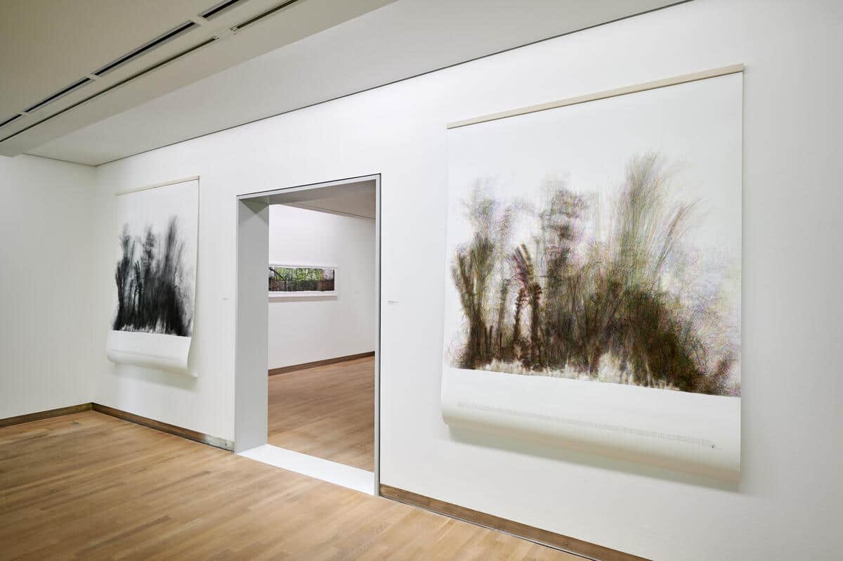 Blick in die Ausstellung, Links: Das große Rasenstück, 01.01.2021 - 31.12.2021 No. 01, 2022, Bleistift auf Papier, 200 x 150 cm Rechts: Das große Rasenstück, 01.01.2021 - 31.12.2021 No. 01, 2022, Buntstift auf Papier, 200 x 150 cm Foto: Thomas Häntzschel / nordlicht www.fotoagenturnordlicht.de © nordlicht