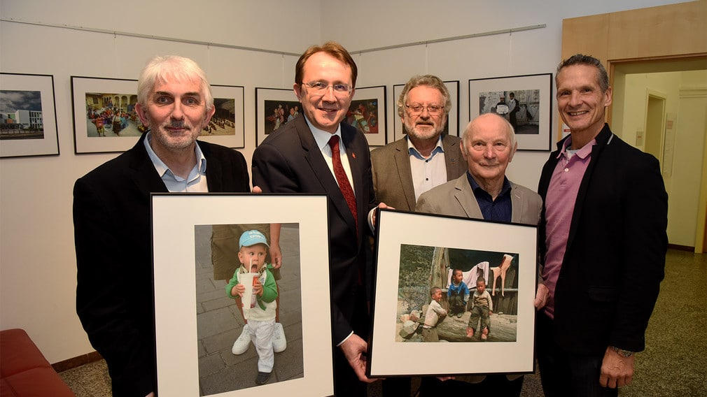 Stadtmuseumsleiter Mag. Thomas Pulle, Bürgermeister Mag. Matthias Stadler und die drei Präsidenten: Josef Benes (Ehrenpräsident des ESV St. Pölten), Mag. Johann Rankl (Präsident des ESV St. Pölten) und Kurt Neuwirth (Präsident des Kulturvereins der österreichischen Eisenbahner). Foto: Josef Vorlaufer