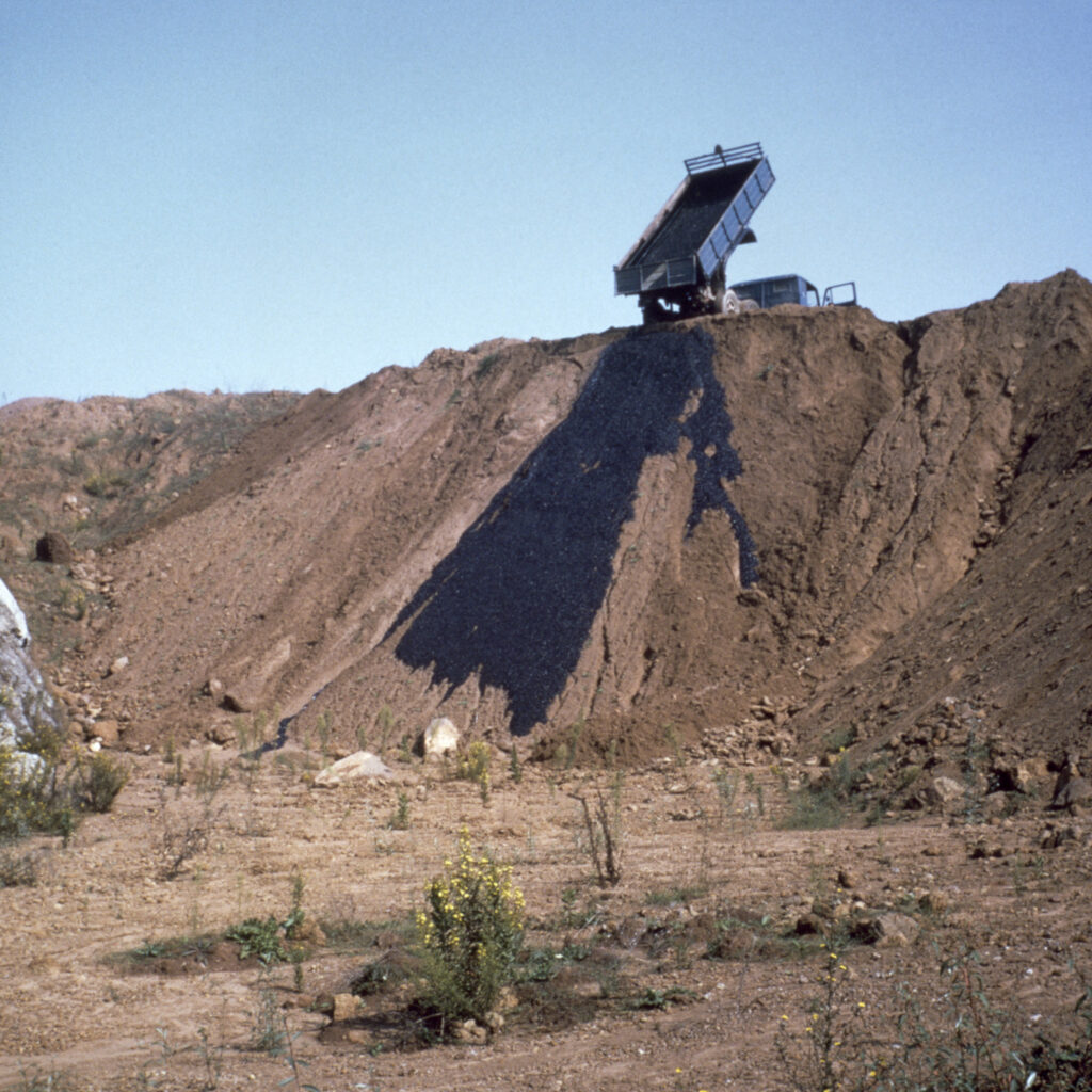Robert Smithson, Asphalt Rundown, 1969, Cava dei Selce, Rom, Italien Foto: Robert Smithson © Holt / Smithson