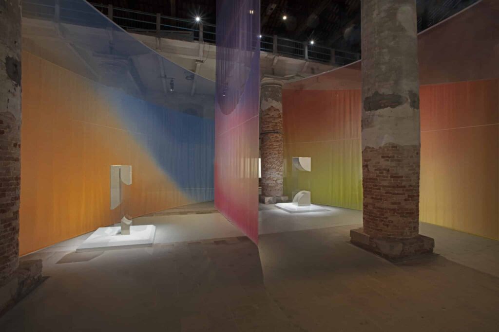 Kapwani Kiwanga, Terrarium, 2022, Glas, Quarzsand, Stoffe, Textilfarbe, Maße variabel, Installationsansicht, The Milk of Dreams – 59th Venice Biennale, Arsenale, Venice (IT), 2022 © Kapwani Kiwanga, Courtesy die Künstlerin und Goodman Gallery, Kapstadt, Johannesburg, London/Galerie Poggi, Paris/Galerie Tanja Wagner, Berlin,Foto: Sebastiano Pellion di Persano