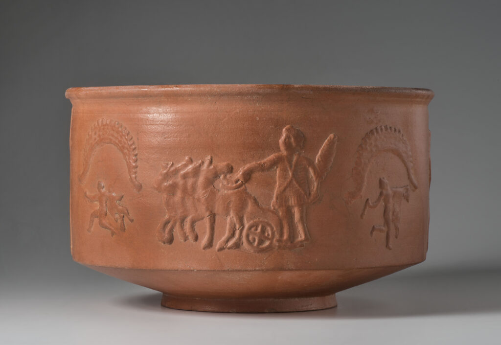 Die Schüssel ziert die Darstellung eines siegreichen Wagenlenkers. Die Reliefs wurden Modeln geformt und auf den getöpferten Gefäßkörper appliziert; spätes 2./ frühes 3. Jh. n. Chr.; hergestellt wohl in Nordosttunesien. © Staatliche Antikensammlungen und Glyptothek München, Renate Kühling