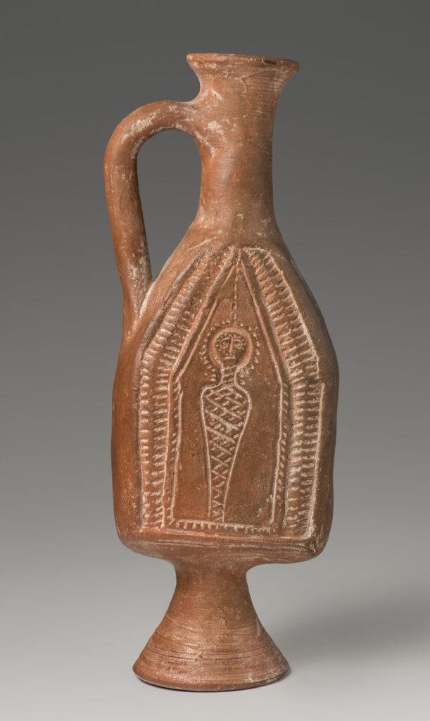 Der flache Krug wurde in zwei Matrizen aus Gips geformt. Beide Seiten zeigen eine stilisierte Ritzung des Hl. Lazarus, der in Leichenbinden eingewickelt ist; 1. Hälfte 6. Jh. n. Chr.; hergestellt in Zentraltunesien. © Staatliche Antikensammlungen und Glyptothek München, Renate Kühling