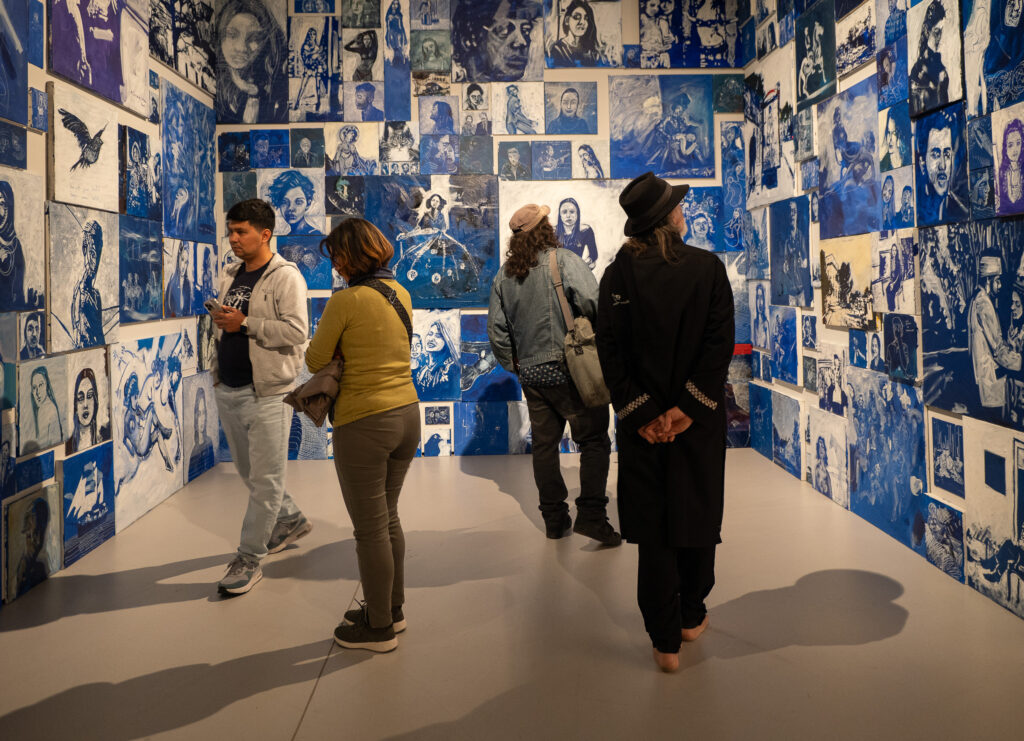 REPUBLIK HÜSEYIN | Rauminstallation Blaues Zimmer