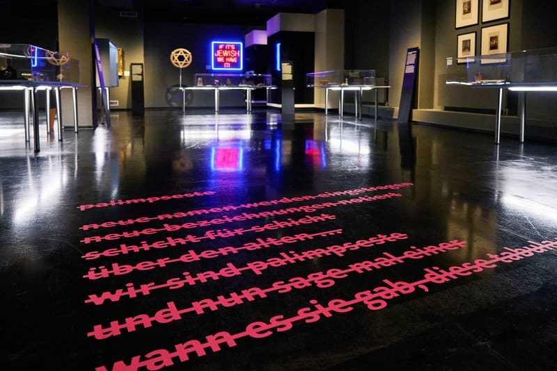 Blick in die Ausstellung "Ausgestopft und Ausgestellt" © GRASSI Museum für Völkerkunde, Foto: Tom Dachs