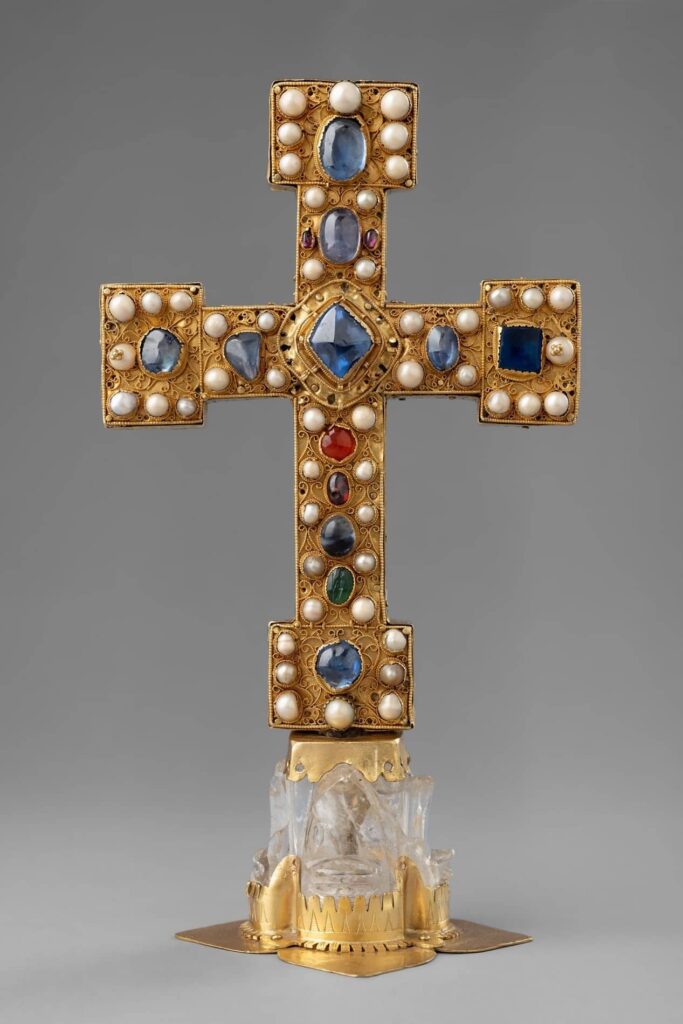 Reliquienkreuz mit abbasidischem Bergkristallfuß des 9./10. Jahrhunderts © Fotos: Stephan Kube, Greven