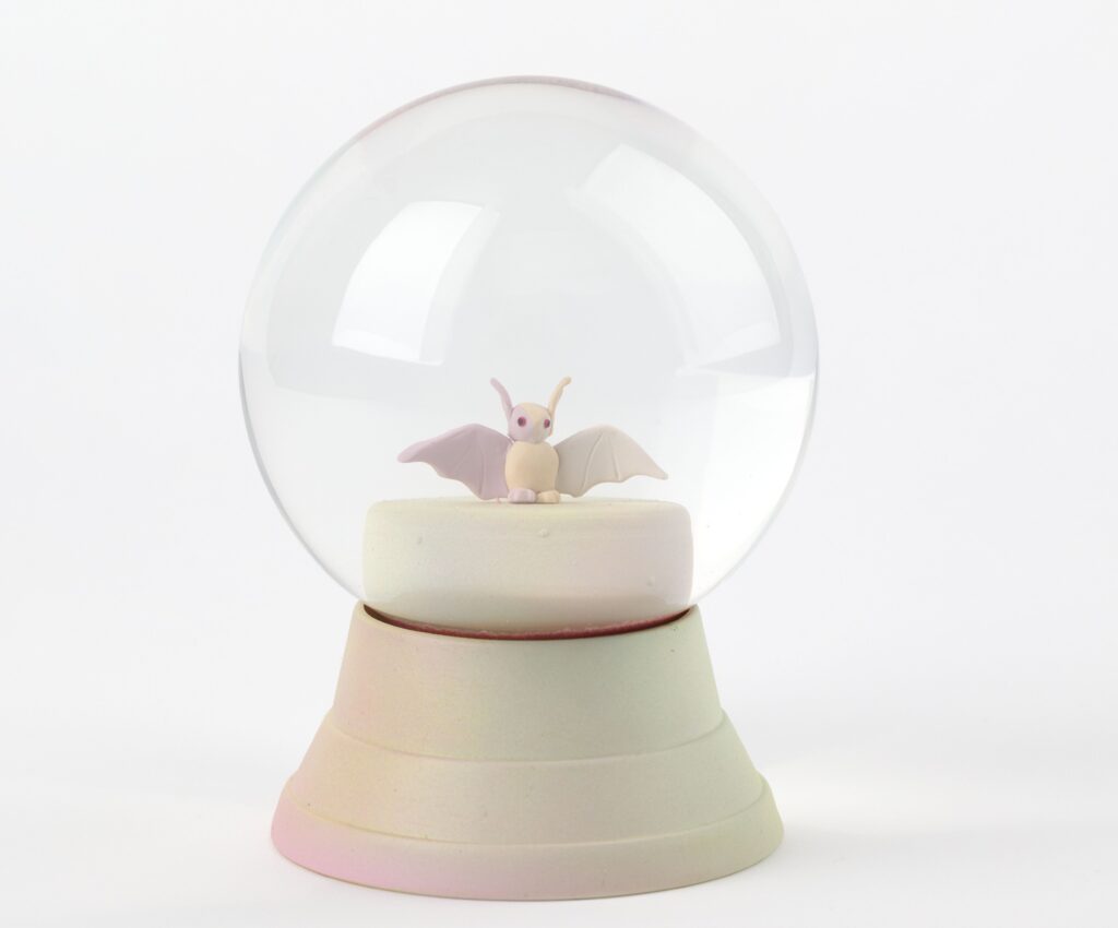 Benoît Piéron, Moniqa, 2023, Polymerpaste, individuell angepasste Schneekugel, Figur angefertigt von Marie Dumas / L’Atelier Lyonnais Courtesy Galerie Sultana, Foto: Deinhardstein © mumok