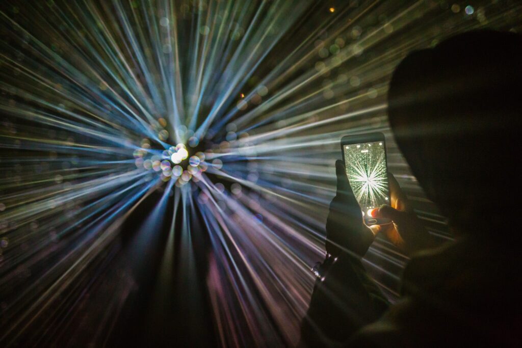 Die Installation „brocken 5.6“ von Yasuhiro Chida setzt sich mit der sinnlichen Wahrnehmung unserer Umwelt, Veränderungen darin und unsere Reaktion darauf auseinander.