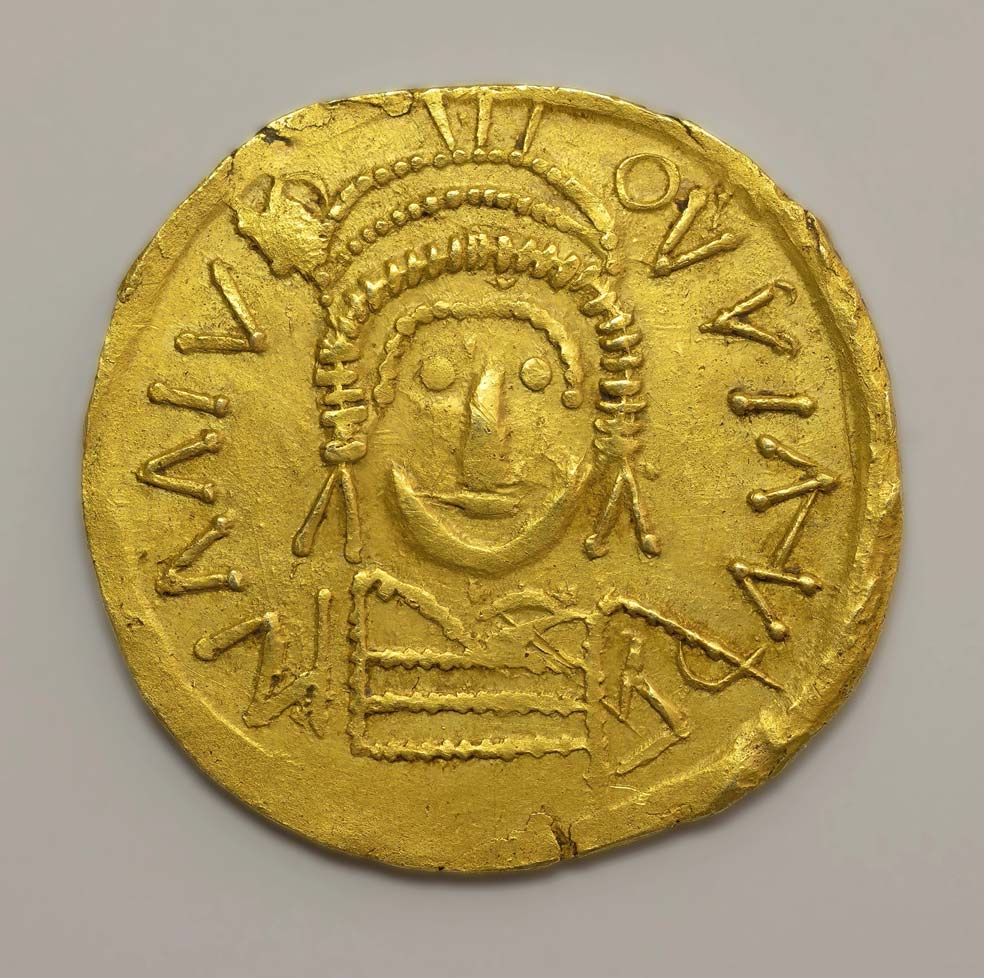 Frühmittelalterliche Nachprägung einer Goldmünze (Detail), Archäologisches Museum Gablingen, Foto: Norbert Liesz