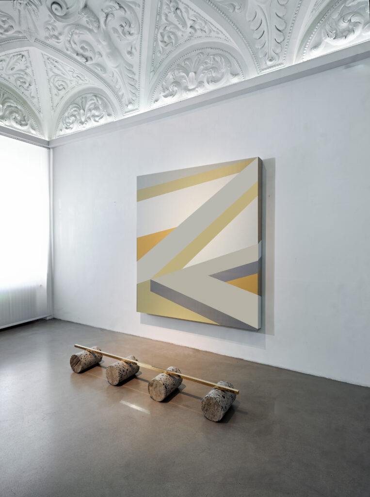 Eric Kressnig, Cheval Blanc 1800 oder Albona und die Pferde, 2016, Rauminstallation: Acryl auf Leinen, 4 Betonzylinder, D 19 cm, Messingstab, Foto © Ferdinand Neumüller, © Bildrecht, Wien 2023