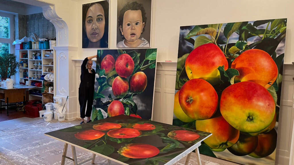 Karin Kneffel, im Atelier, Foto Eberhard Knauber
