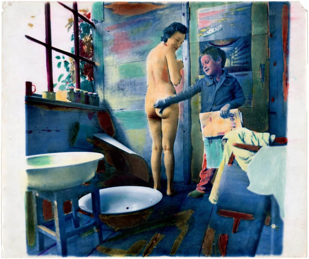 Viktor und Sergiy Kochetov, Bathing without Running Water, 1979 (koloriert 1980er-1990er), Silbergelatineabzug, handkoloriert, 50 x 60 cm, Sammlung des Museum of the Kharkiv School of Photography, Kharkiv, Ukraine, © Viktor und Sergiy Kochetov