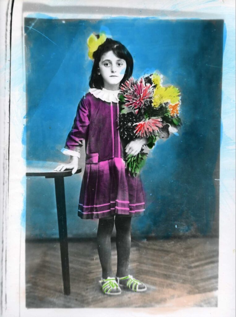 Boris Mikhailov, aus der Serie Luriki, 1971–1985, Silbergelatineabzug, handkoloriert, 50 x 40 cm, © VG Bild-Kunst, Bonn 2023, Courtesy der Künstler und Barbara Weiss Gallery