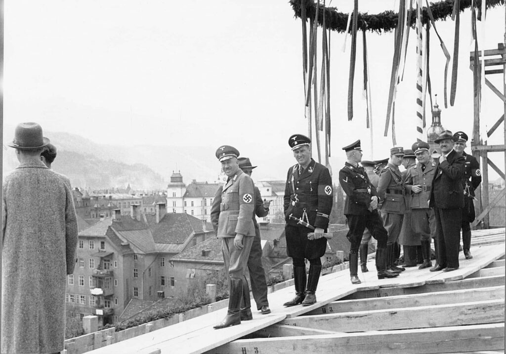 Die lokale Parteielite feiert den Abschluss des Rohbaus. © TLM