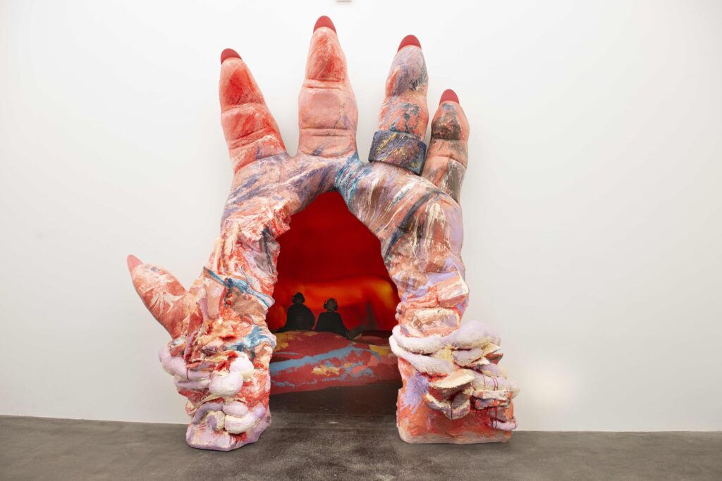 Pauline Curnier Jardin, Grotta Profunda Approfundita, 2011 – 2017, Filminstallation, Ton, Farbe und Schwarz/Weiß, Granulat-Plazenta und Schaumstoff-Handskulptur, Courtesy Ellen de Bruijne Projects, Foto: Lionel Roux