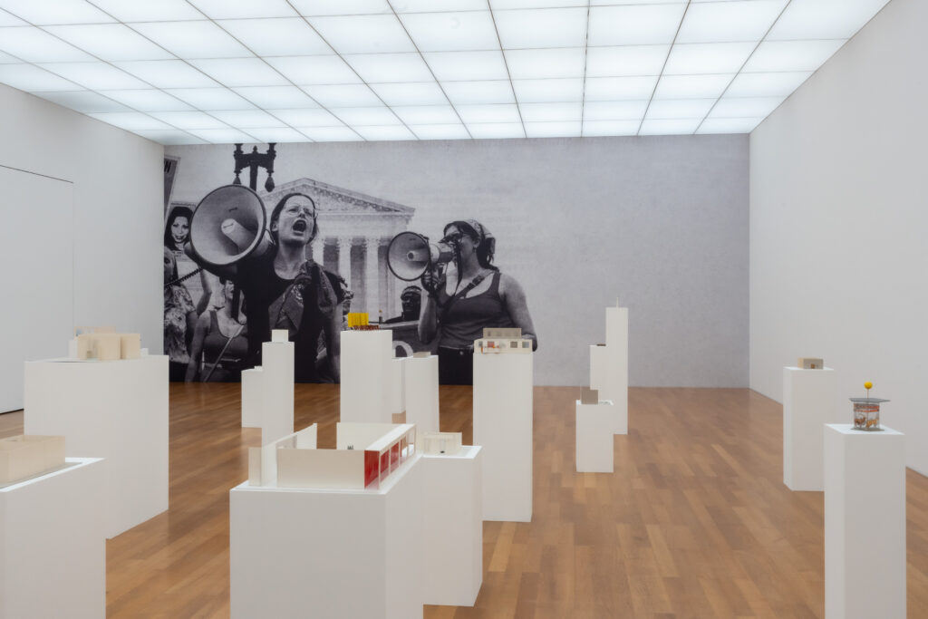 Liliana Moro, Spazi, 2019–fortlaufend, Voci, 2023, Ausstellungsansicht, Foto: Sandra Maier