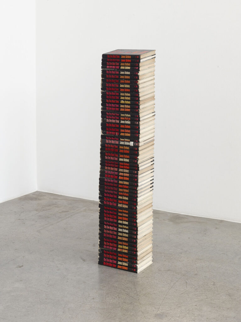 Zoe Leonard, Tipping Point, 2016, Stapel von 53 Büchern von der Erstausgabe James Baldwins, Photo: Simon Vogel, Courtesy the artist, Galerie Gisela Capitain, Cologne and Hauser & Wirth, New York