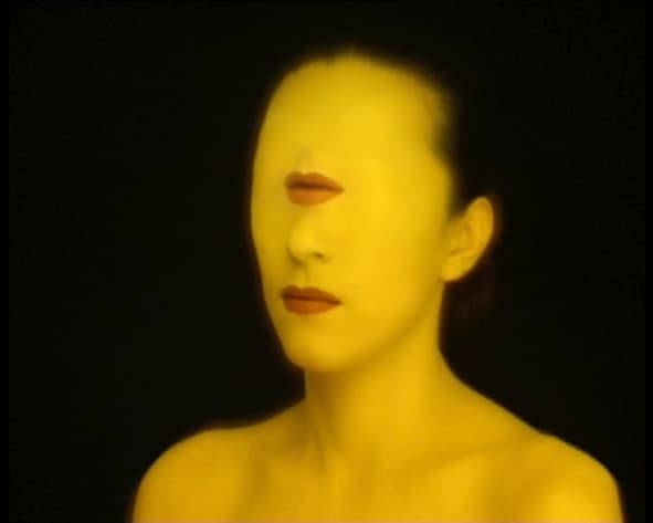 Danica Dakić 1962 Sarajevo, BA – Düsseldorf, DE.Autoportrait, 1999 Videoinstallation (Farbe, Ton) 4:35 Min. Kamera: Egbert Trogemann, Schnitt: Michael Winterberg © Sammlung Generali Foundation – Dauerleihgabe am Museum der Moderne Salzburg