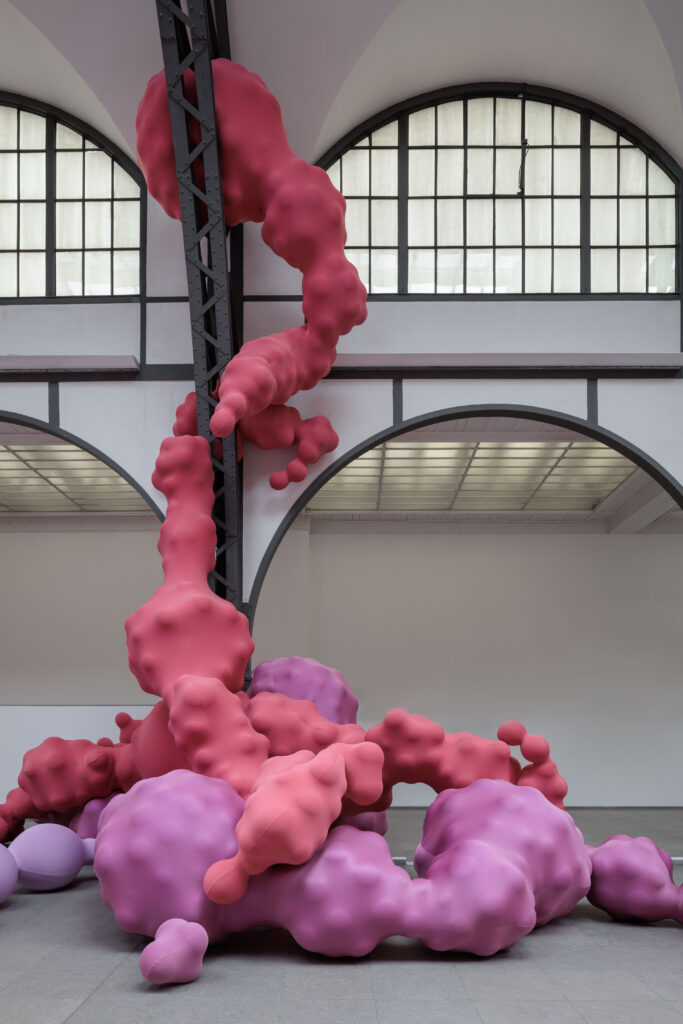 Ausstellungsansicht „va Fàbgregas. Devouring Lovers”, Hamburger Bahnhof - Nationalgalerie der Gegenwart, Courtesy Eva Fàbregas, Staatliche Museen zu Berlin, Hamburger Bahnhof – Nationalgalerie der Gegenwart / Foto: Jacopo La Forgia