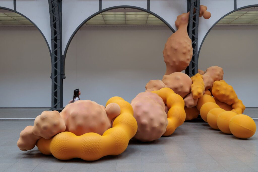Ausstellungsansicht „va Fàbgregas. Devouring Lovers”, Hamburger Bahnhof - Nationalgalerie der Gegenwart, Courtesy Eva Fàbregas, Staatliche Museen zu Berlin, Hamburger Bahnhof – Nationalgalerie der Gegenwart / Foto: Jacopo La Forgia