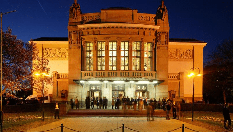 Stadttheater Gießen: Close to you (and think of the song) - Archiviert