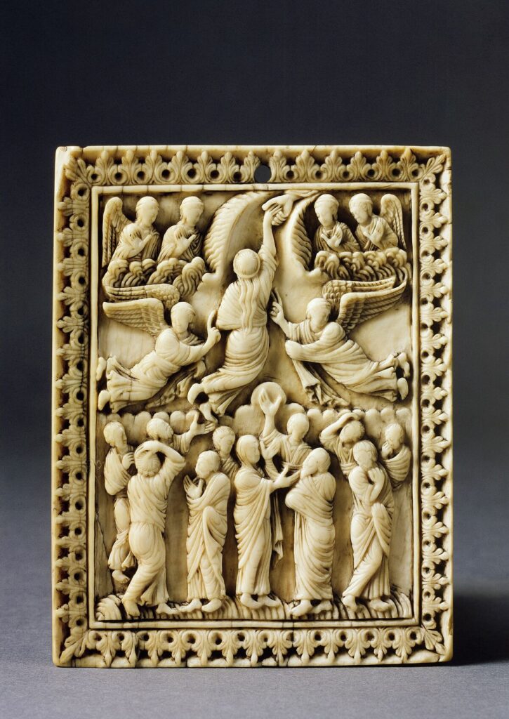 Himmelfahrt Christi, Elfenbein, vermutlich 11. Jahrhundert, Foto Museum Schnütgen, Köln © Rheinisches Bildarchiv