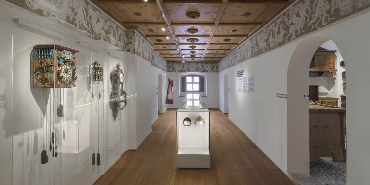 Museum Engiadinais in St. Moritz: Von der Fallhaube zum Wetzsteinköcher – Preziosen aus der Sammlung Campell - Archiviert