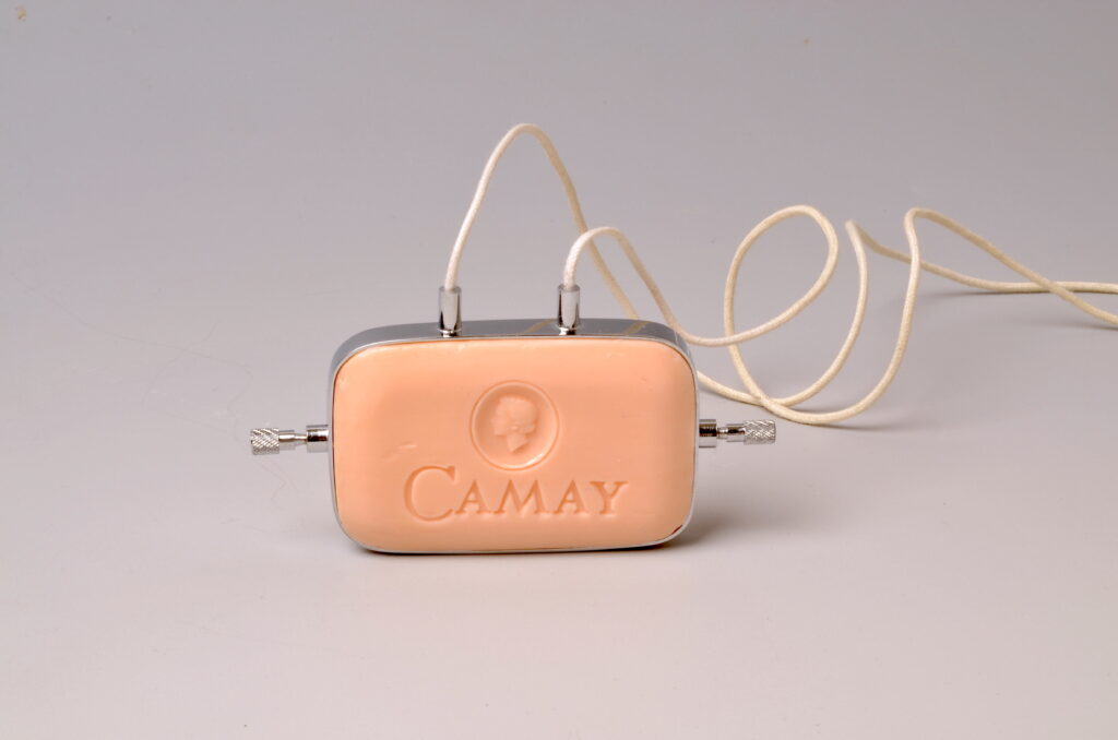 Halsschmuck „Camay“, 2005. Camay-Seife (Hotelgröße), verchromtes Silber, Baumwollkordel. 4,0 x 3,7 x 1,2 cm. Die Neue Sammlung – The Design Museum
