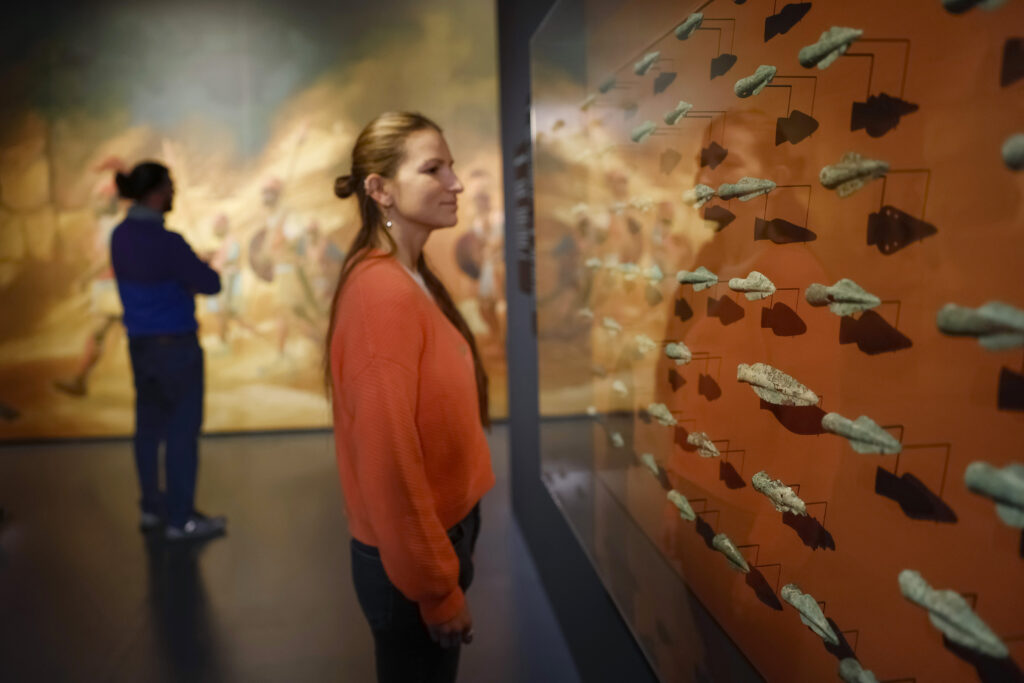 Die Ausstellung „Und dann kam Bronze!” zeigt auf, welche Folgen die epochale Erfindung des neuen Materials für die menschliche Lebenswelt hat – damals und bis ins Jetzt. © Bernisches Historisches Museum, Bern. Foto: Stefan Wermuth
