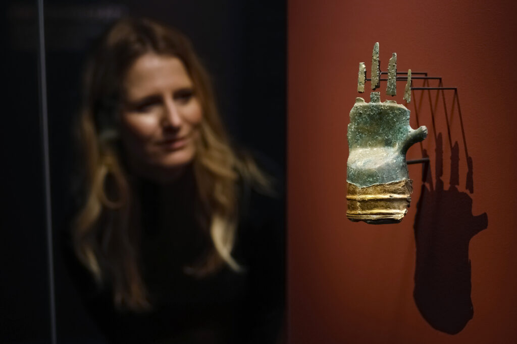 Highlight-Objekt der Ausstellung ist eine der spektakulärsten Entdeckungen aus dem bronzezeitlichen Europa: die geheimnisvolle Bronzehand von Prêles. Wofür die Hand einst stand, ist nicht klar – die Ausstellung liefert mögliche Antworten und lädt auch das Publikum dazu ein, Theorien aufzustellen. © Bernisches Historisches Museum, Bern. Foto: Stefan Wermuth