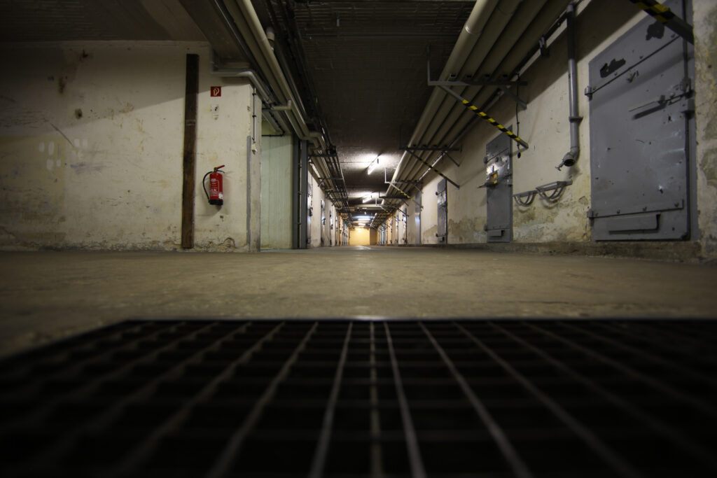 Zellengang im Kellergefängnis („U-Boot”) © Gedenkstätte Berlin-Hohenschönhausen/Gvoon