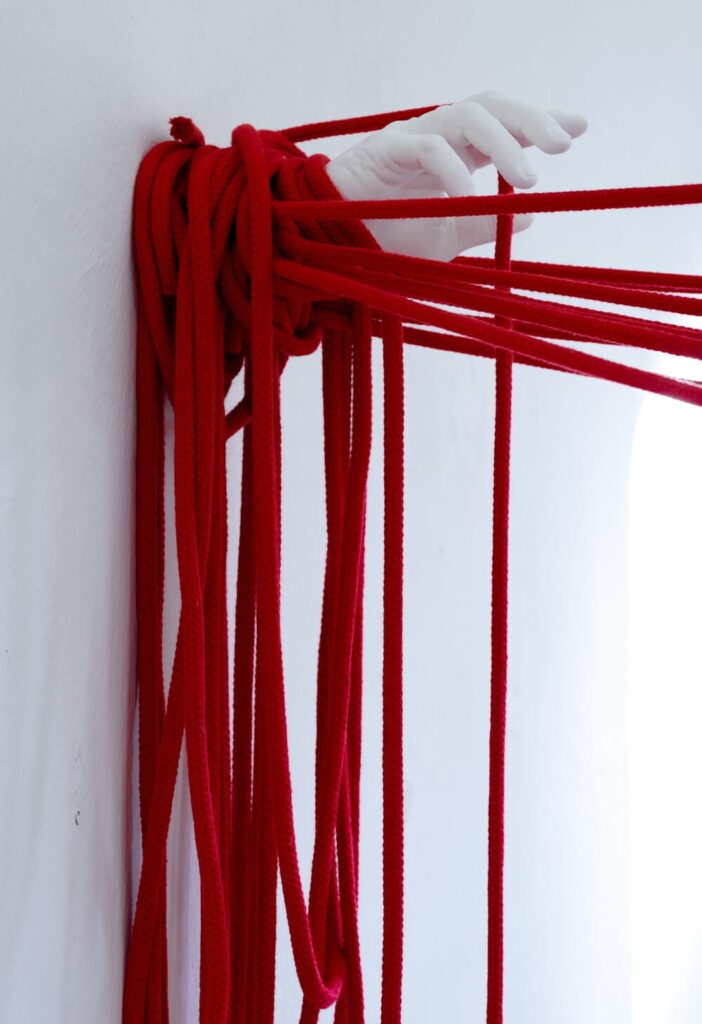 Zenita Komad, Detail aus: Friedensbüro, 2024, 20 Portraits, Seile, Gipsabdrücke, Foto: Ferdinand Neumüller