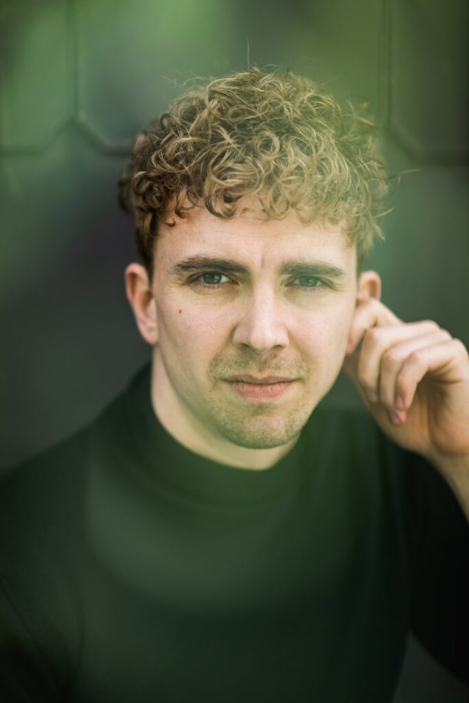 Tobias Hechler (Hamed/Erzähler) © Winfried Hofinger