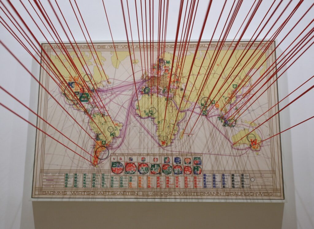 Zenita Komad, It´s Time to Change the Record, 2013, Rauminstallation, Landkarte, Aufkleber, Holz, Seile, Courtesy Kunstsammlung des Landes Kärnten/MMKK, Foto: Galerie Krinzinger, © Bildrecht, Wien 2024