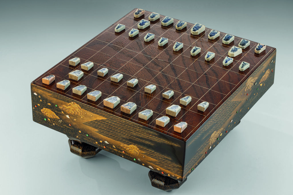 Lackblock für Japanisches Schach „Shogi“ mit Porzellansteinen aus Arita, Ausformung Meiji Periode (1868 – 1912); 16,5 cm x 35 cm x 32 cm; Leihgabe Dr. Thomas H. Thomsen; Foto: Jahreiss. foto film design, Hohenberg a. d. Eger