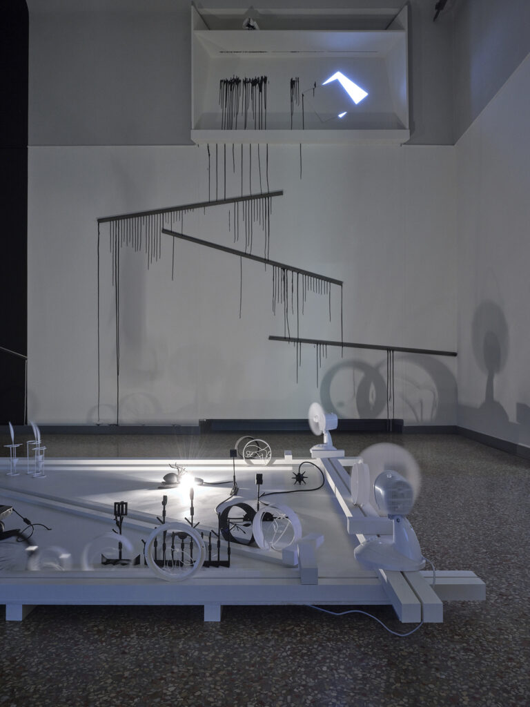 Ausstellungsansicht „Yves Netzhammer. Die Welt ist schön und so verschieden, eigentlich müssten wir uns alle lieben.” Foto David Abi