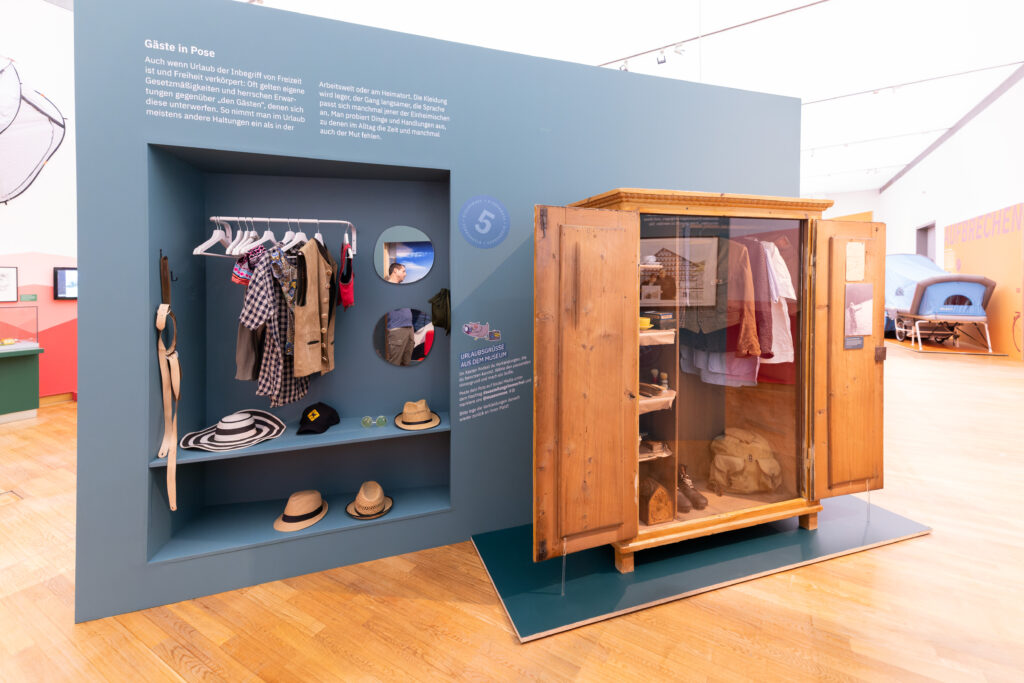 Blick in die Ausstellung „Zimmer frei! Urlaub auf dem Land” © NÖ Museum Betriebs GmbH, Daniel Hinterramskogler