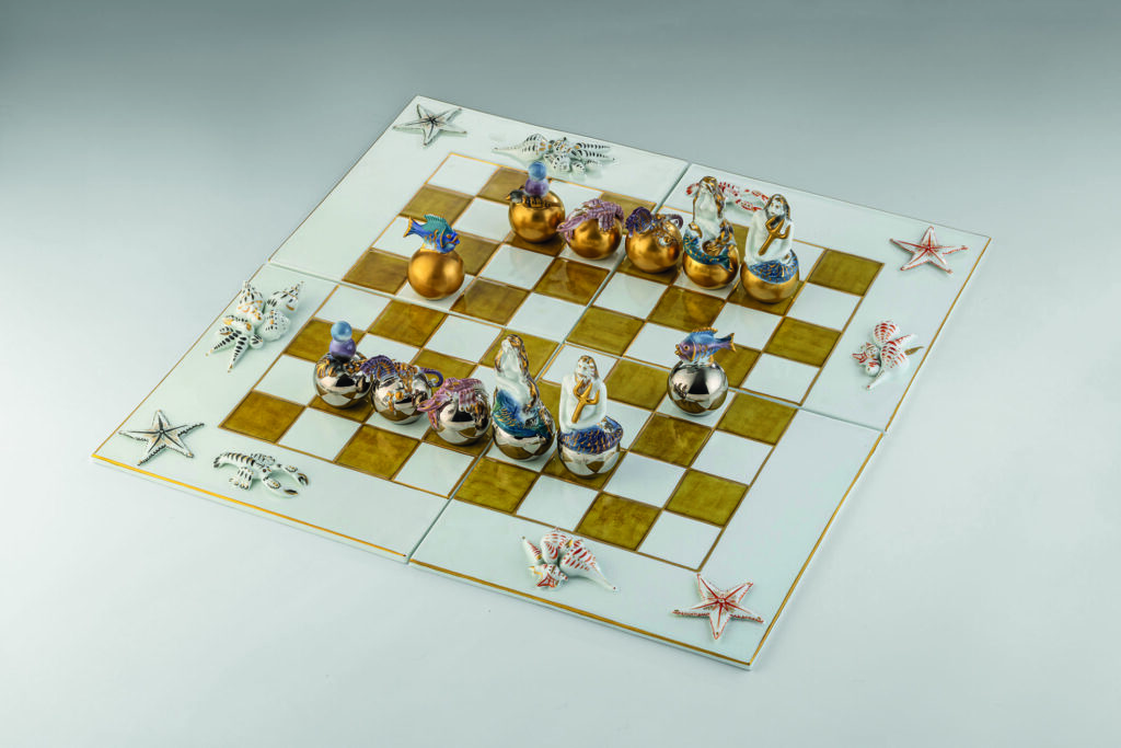 „Poseidon“-Schachspiel, Entwurf: Barbara Flügel, um 2000; Barbara Flügel Porzellan, Schönwald; Höhe König 9,6 cm, Bauer 6,8 cm, viergeteiltes Porzellanschachbrett 53 cm x 53 cm; Leihgabe Dr. Thomas H. Thomsen; Foto: Jahreiss. foto film design, Hohenberg a. d. Eger