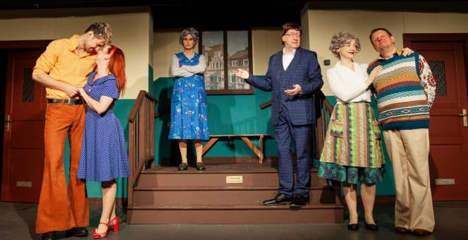 "Tratsch im Treppenhaus" © Packhaustheater im Schnoor