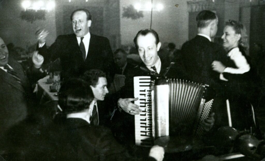 Oskar Schindler singend, 1940 in Krakau © Quelle Privatarchiv Ferrari