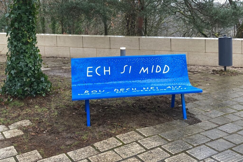 Finnegan Shannon, Willst Du uns hier haben oder nicht? (Mudam), 2023, Text auf der Bank (LUX): Ech si midd. Rou dech hei aus wann s du averstane bass.Edelstahl, lackiert, 89 × 184 × 66,5 cm