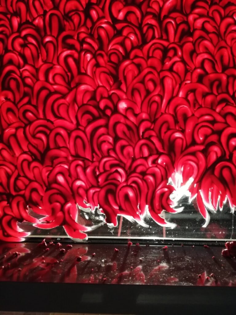 LENI HOFFMANN__IBI, 2019, Knete auf Glas, Wilhelm-Hack-Museum, Ludwigshafen, Foto: Lisa Schlenker, © VG Bild-Kunst, Bonn 2024