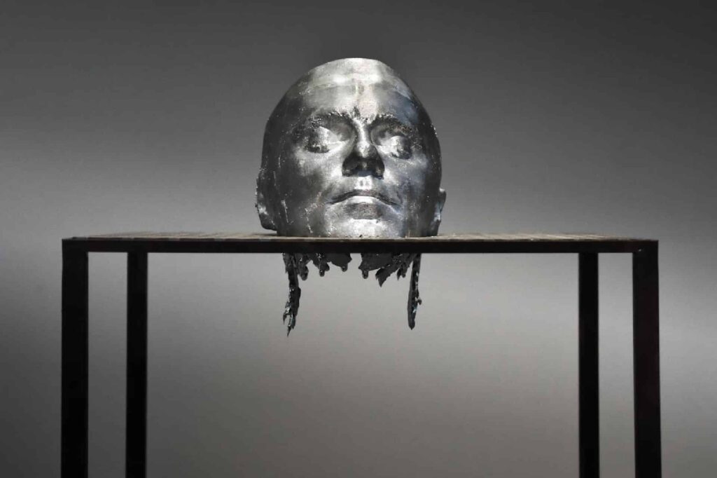 Christian Keinstar, Simplifikation, 2017, Gallium, Stahl, Elektronik, Gussform, 155 x 50 x 50 cm, Kunstmuseum Wolfsburg, Schenkung Freundeskreis des Kunstmuseum Wolfsburg e.V., © VG Bild-Kunst, Bonn 2024