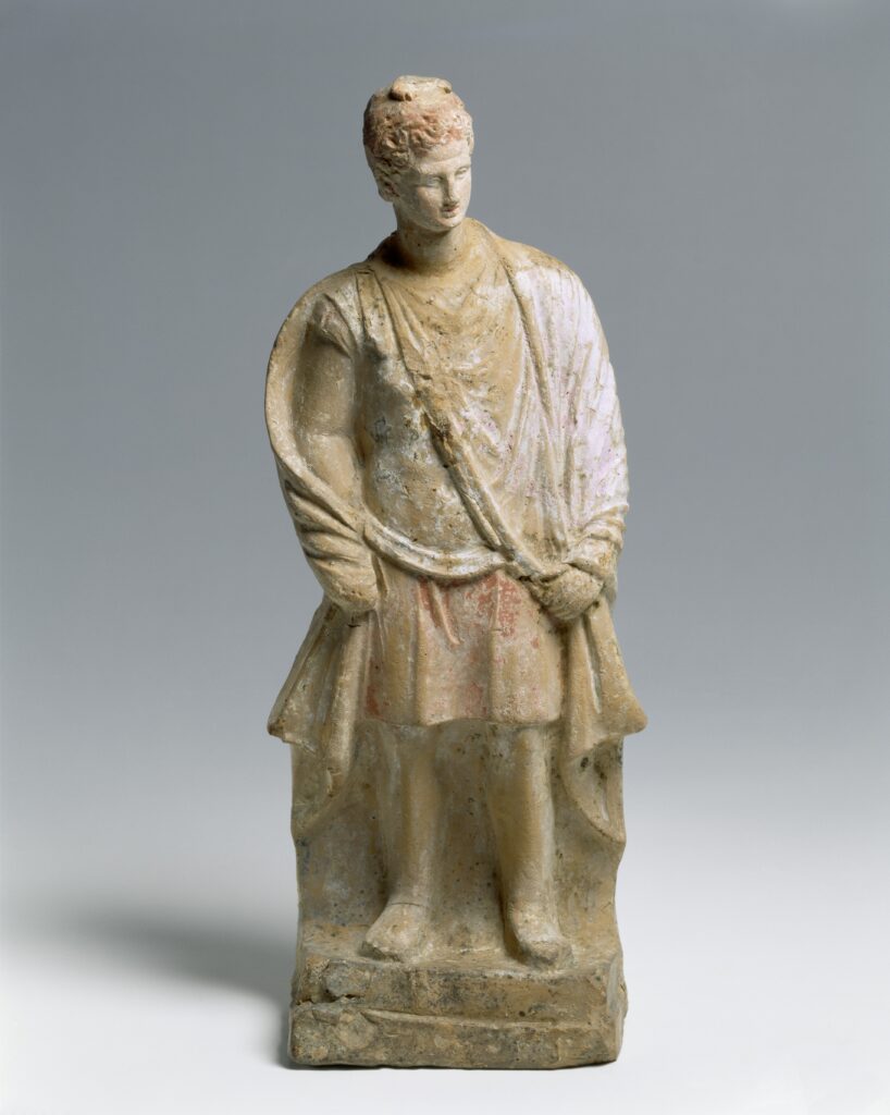 Ein Bild von einem Mann: Abbild des Verstorbenen oder fürsorglicher Verwandter. Statuette, Terrakotta, Tanagra, Ende 4./1. Hälfte 3. Jh. v. Chr.Staatliche Antikensammlungen München © Staatliche Antikensammlungen und Glyptothek München, Renate Kühling