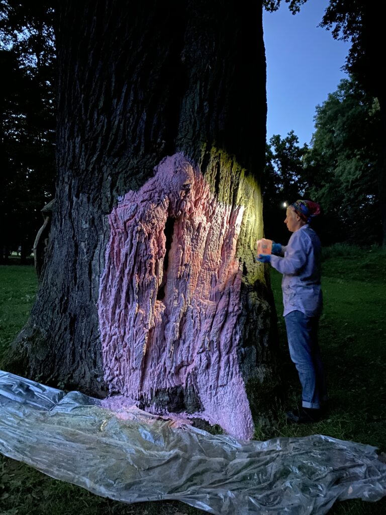 Aga Szreder bei der Anfertigung eines Silikonabdrucks in Wiśniowa (Polen), Foto: Natalia Romik, 2021