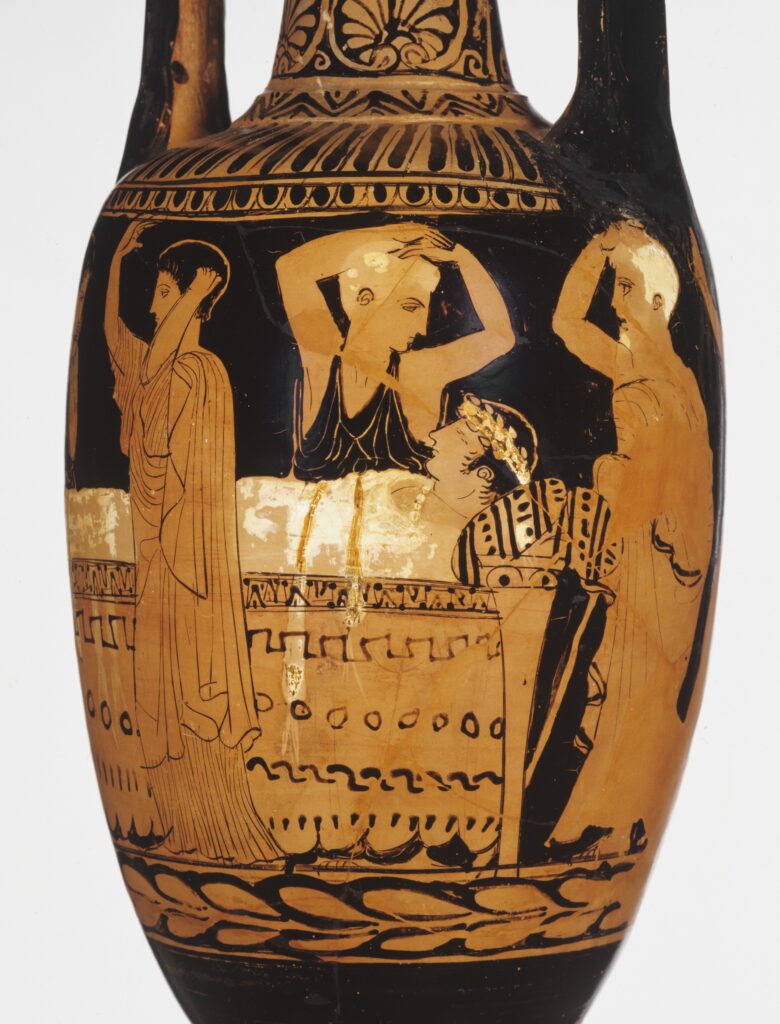 Die ganze Familie trauert um den jung verstorbenen Mann. Attisch rotfigurige Loutrophore, Ton, um 440 v. Chr. Staatliche Antikensammlungen München © Staatliche Antikensammlungen und Glyptothek München, Renate Kühling