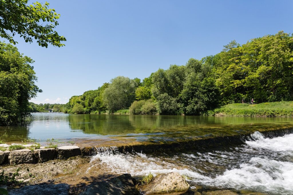 Wege der Sinne am Fluss in St. Pölten, die Traisen ist die Lebensader der Stadt und mit ihren Grünräumen an den Ufern beliebter Erholungsraum mit vielen Möglichkeiten. Foto: Werner Jäger